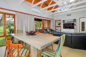 Villa classique, 4 chambres, patio | Repas dans la chambre