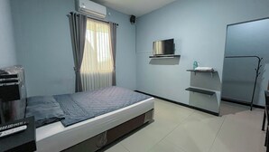 Economy Single Room | Hypo-allergenic bedding available, desk, laptop workspace, WiFi (free) - Jl. Raya Sedati Gede No.52-54 (Sidoarjo)