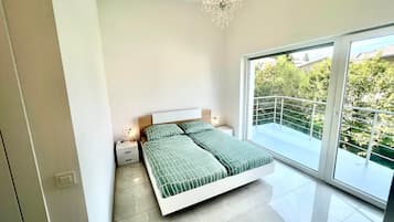 4 bedrooms, desk, soundproofing, iron/ironing board