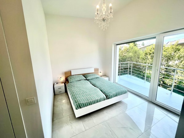 4 bedrooms, desk, soundproofing, iron/ironing board