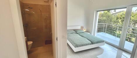 4 bedrooms, desk, iron/ironing board, free WiFi