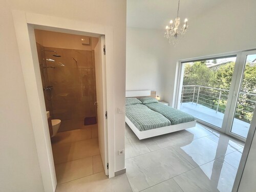 Your Ideal Getaway 4-Bedroom Home, Peaceful Haven Near City Center with a garden