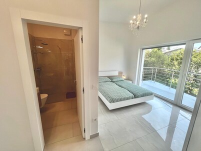 Your Ideal Getaway 4-Bedroom Home, Peaceful Haven Near City Center with a garden