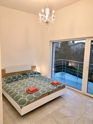 4 bedrooms, desk, soundproofing, iron/ironing board