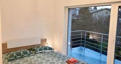 Your Ideal Getaway 4-Bedroom Home, Peaceful Haven Near City Center with a garden