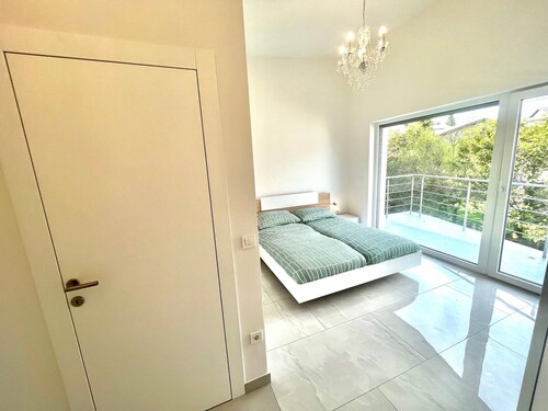 Your Ideal Getaway 4-Bedroom Home, Peaceful Haven Near City Center with a garden