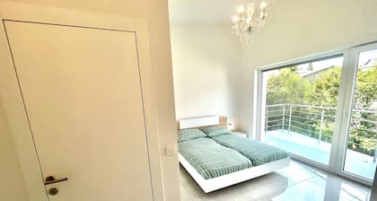 Your Ideal Getaway 4-Bedroom Home, Peaceful Haven Near City Center with a garden