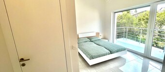 Your Ideal Getaway 4-Bedroom Home, Peaceful Haven Near City Center with a garden