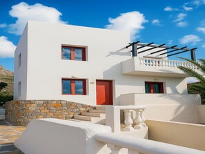 Exterior - Junior Villa for up to 10 vacationers full view (Piskopiano)