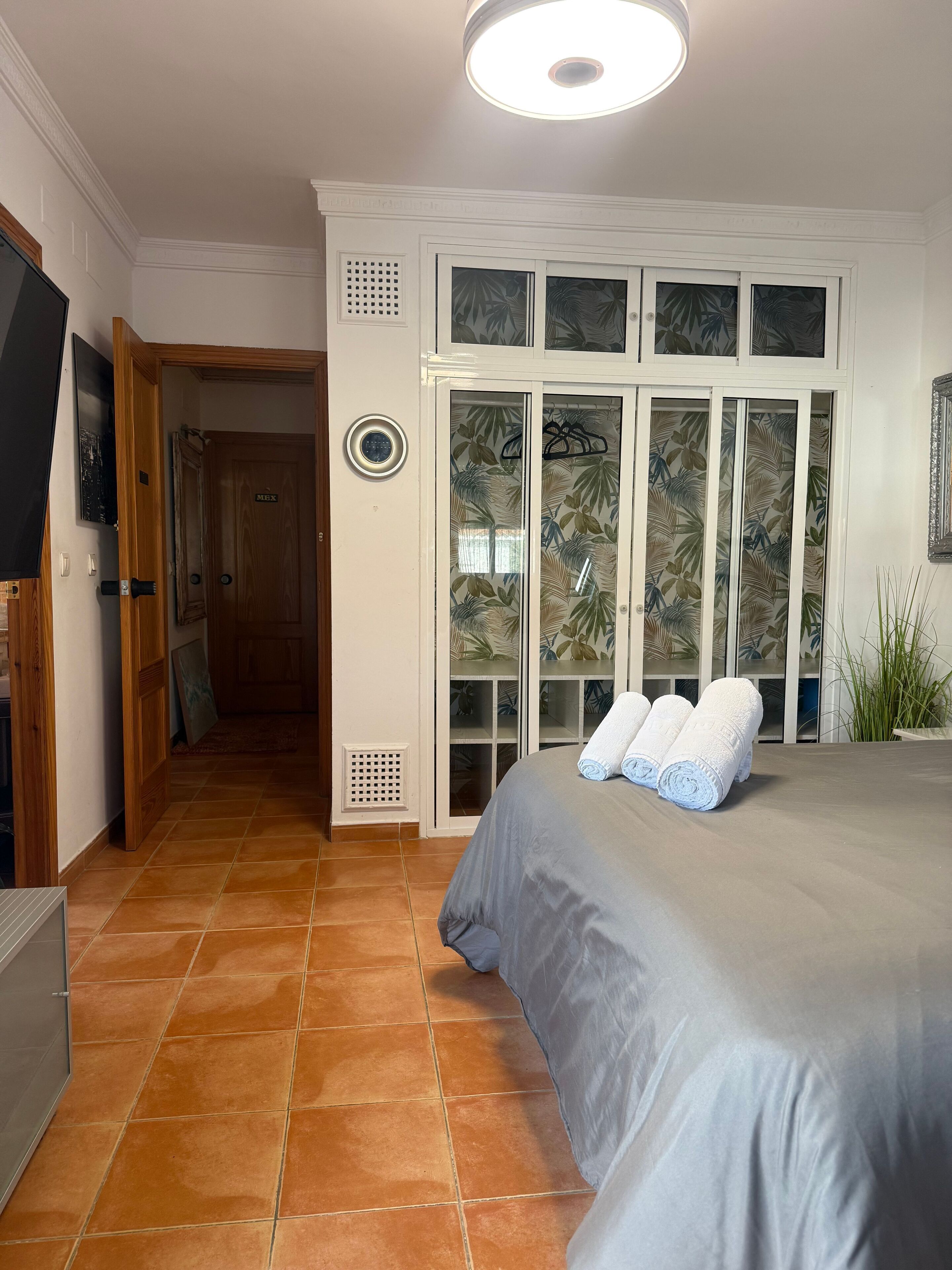 1 habitación, tabla de planchar con plancha y acceso a internet 