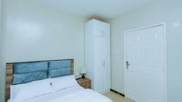 6 bedrooms, iron/ironing board, WiFi, bed sheets