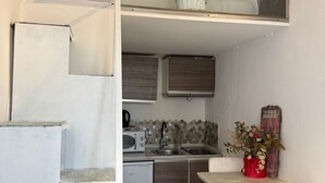 Wasserkocher mit Kaffee-/Teezubehör, Kühlschrank, Herdplatte