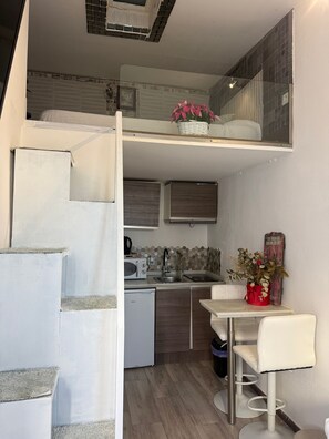 Fridge, stovetop, coffee/tea maker