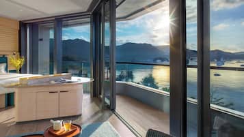 Phòng Suite, 1 giường cỡ king, ban công, quang cảnh biển | Bộ đồ giường cao cấp, minibar, két bảo mật tại phòng