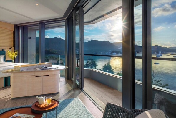 Suite, 1 très grand lit, balcon, vue mer