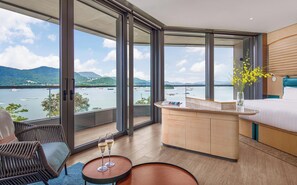 Suite, 1 Katil Raja (King), Balcony, Sea View | 1 bilik tidur, peralatan tempat tidur premium, bar mini 