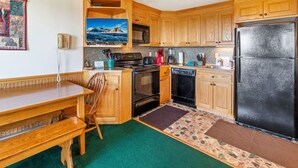 Coffee/tea maker, fridge, stovetop, dishwasher - Beautiful Views New Deck Wi-Fi (Snowshoe)