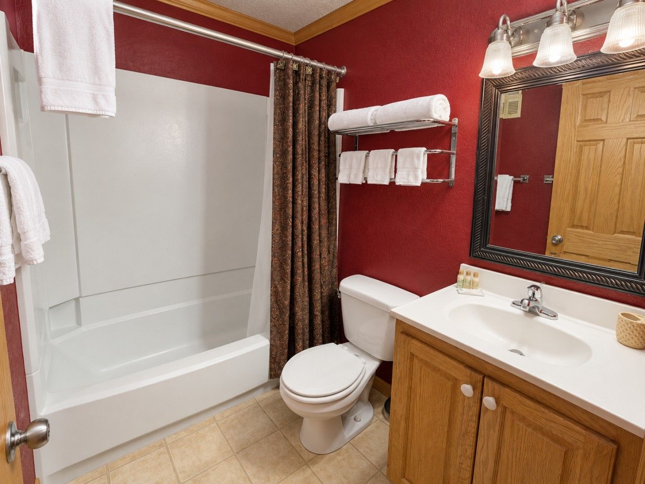 Un baño con bañera, inodoro, lavabo y espejo.