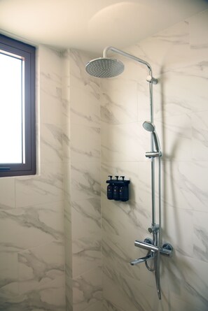 Haartrockner, Handtücher, Seife, Shampoo