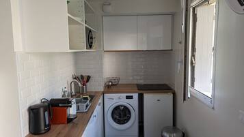 Réfrigérateur, micro-ondes, four, plaque de cuisson