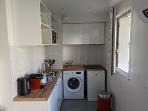 ثلاجة، ميكروويف، فرن، موقد طهي مسطح