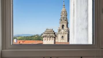 Vista desde una ventana de la Torre de la Berenguela, una torre histórica con arquitectura elaborada y un reloj.