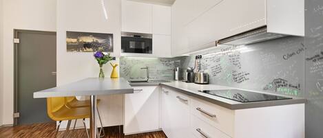 冷蔵庫、電子レンジ、コンロ、食器洗い機