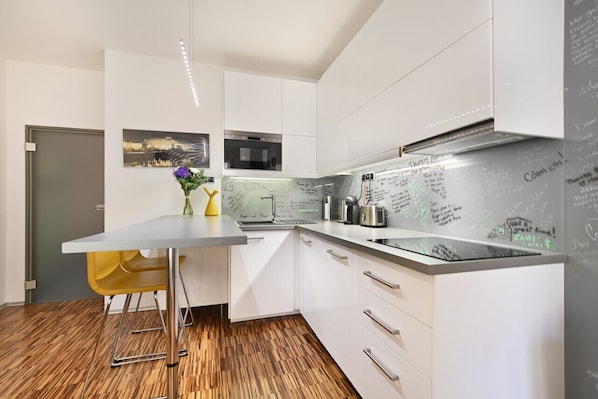 Fridge, microwave, stovetop, dishwasher