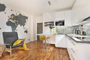 Fridge, microwave, stovetop, dishwasher