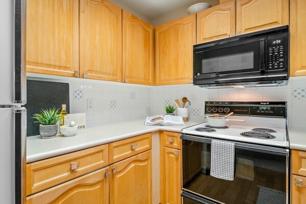 Réfrigérateur, micro-ondes, four, plaque de cuisson