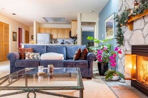 Una televisión, una chimenea