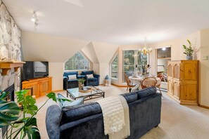 TV, fireplace - 31GlenEagle Cozy Townhome | 2 Bedroom 2 Bathroom, GlenEagle Townhome Whistler, Golf/Ski community (Whistler)