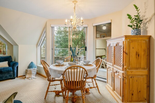 Dining - Summit Haven, A Luxury SKi/Golf Retreat, 2 Br/Ba, GlenEagle Townhome Whistler, Golf/Ski community (Whistler)