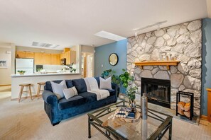 TV, fireplace - 31GlenEagle Cozy Townhome | 2 Bedroom 2 Bathroom, GlenEagle Townhome Whistler, Golf/Ski community (Whistler)
