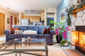 TV, fireplace - Summit Haven, A Luxury SKi/Golf Retreat, 2 Br/Ba, GlenEagle Townhome Whistler, Golf/Ski community (Whistler)