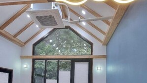 Villa familiar | Área de sala de estar | Juguetes y piso con calefacción 