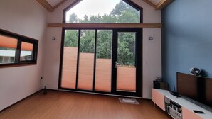Villa familiar | Área de sala de estar | Juguetes y piso con calefacción 