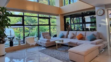 Villa familiar, 1 habitación, no fumadores, vistas a la montaña | Zona de estar | Juguetes, suelo radiante