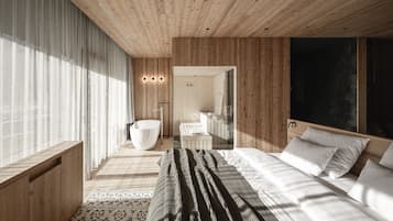 Senior Condo | 1 bedroom, in-room safe, blackout drapes, soundproofing