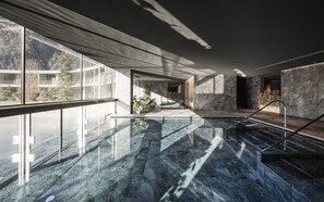 Sisäuima-allas ja ulkouima-allas avoinna 7.00–20.00, aurinkotuoleja