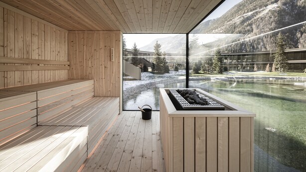 A wooden sauna with benches and a hot tub, overlooking a mountain landscape. - OLM Nature Escape - Eco Aparthotel (Campo Tures)