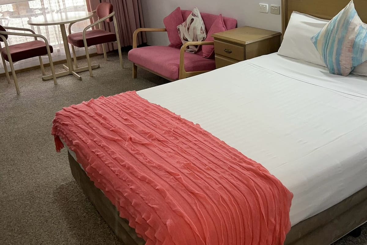 Standard Room, 1 Queen Bed