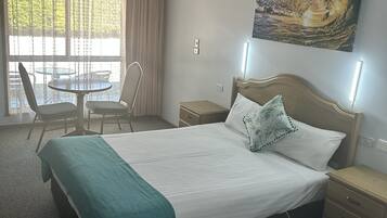 Habitación estándar con 2 camas individuales | Cortinas opacas, tabla de planchar con plancha, wifi gratis