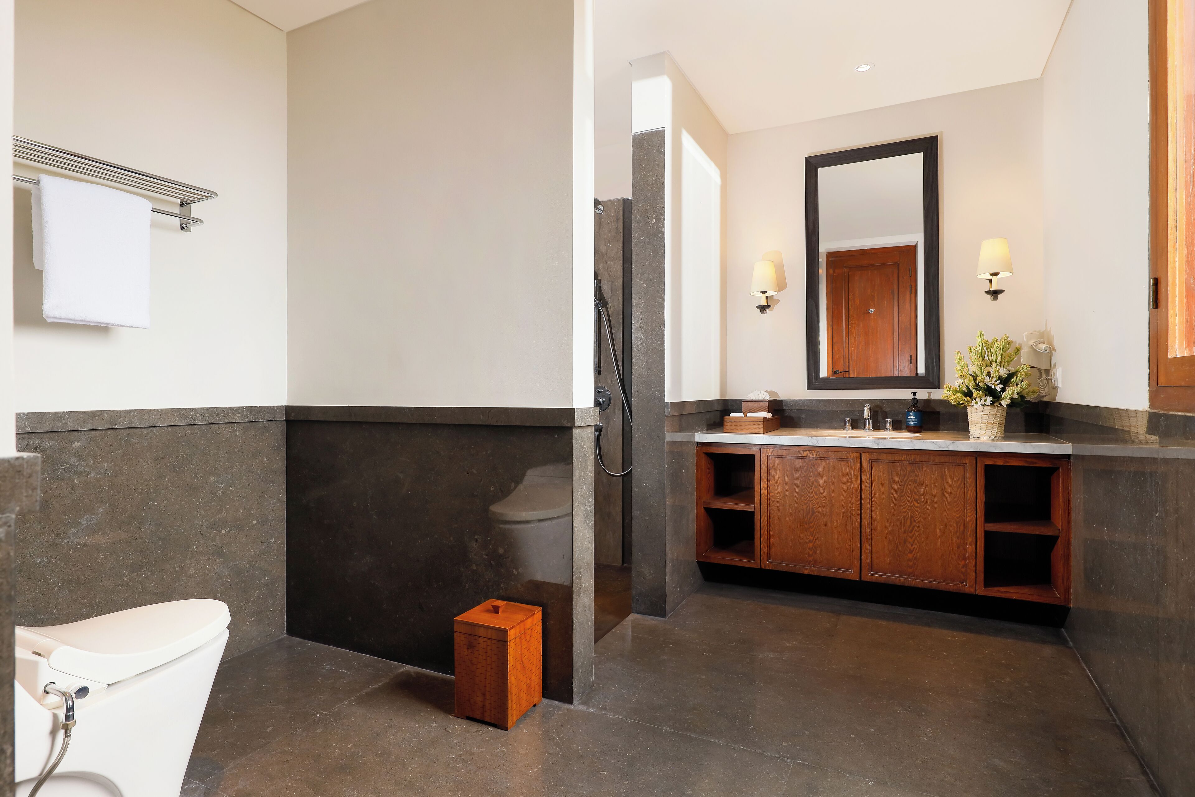 Un bagno moderno con WC, doccia e lavabo.
