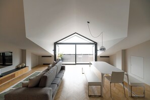 Deluxe Apartment, Lake View | Living area