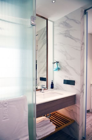 Hair dryer, towels, soap, shampoo - Studio - Serviced Apartment Sea View - Isla Melocotón Ven67 Phu Quoc (Thành phố Phú Quốc)