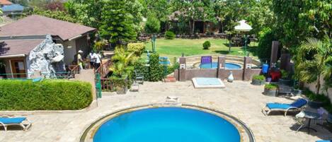 Una piscina al aire libre