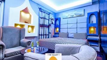 Phòng đôi Deluxe | Trang trí khác biệt, trang bị nội thất với thiết kế riêng biệt, bàn