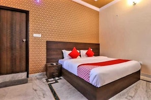 Premium Room | Egyptian cotton sheets, premium bedding, in-room safe, soundproofing - Silk Inn Luxury At No Cost (Lucknow)
