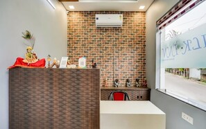 Lobby - Silk Inn Luxury At No Cost (Lucknow)